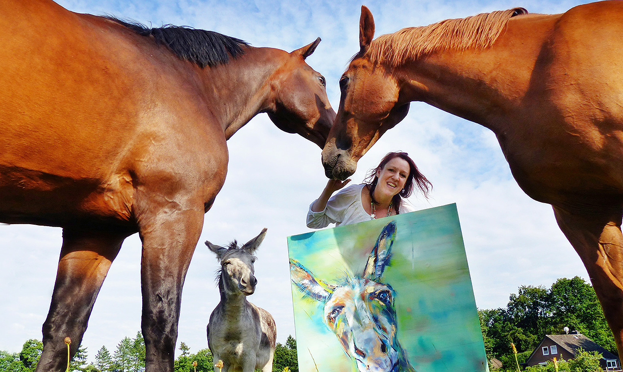 Fotografie von Designer: kuenstlerin Stefanie Klymant mit pferden